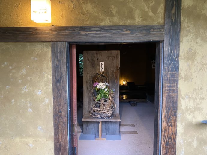 温泉ゲストハウスTojiyaの玄関