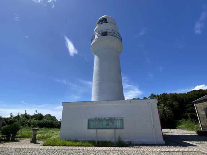 白い潮岬灯台