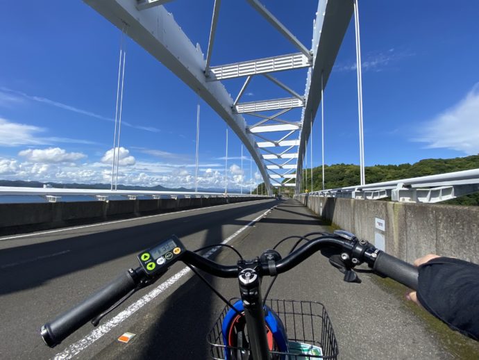 串本大橋を渡る自転車