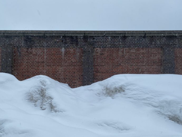 網走刑務所の塀と雪
