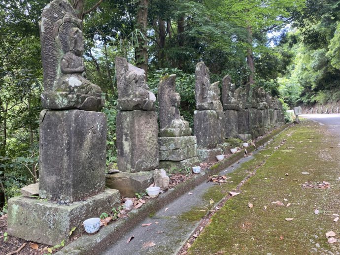 仏像の並ぶ道