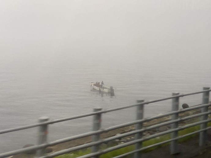 霧のかかる羅臼湖
