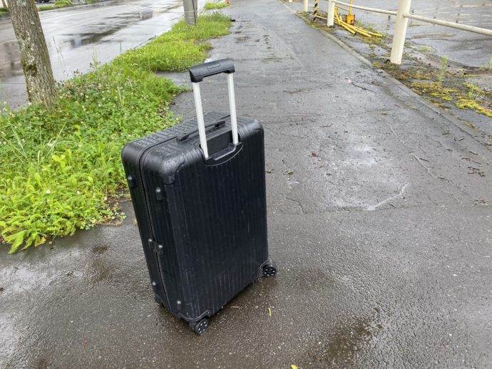 雨の中のスーツケース