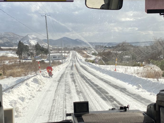 バスから見る雪の道路