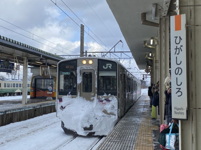 雪がくっついた電車