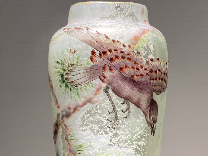 エミール・ガレ『雪中松に鴉図花瓶』　撮影場所：北澤美術館　