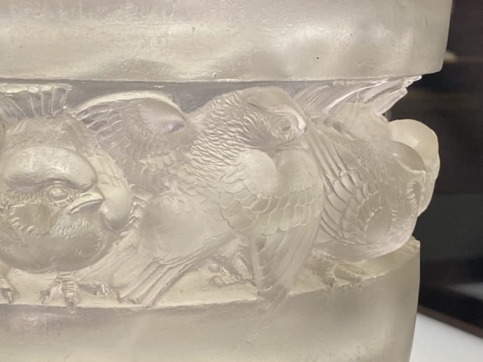 ルネ・ラリック『シール・ペルデュ花瓶〈雀のフリーズ〉』　撮影場所：北澤美術館　