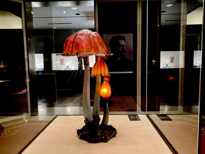 エミール・ガレ『ひとよ茸ランプ』　撮影場所：北澤美術館　