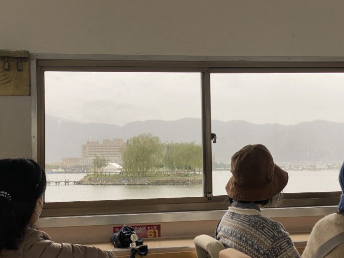 すわん号の客席から眺める諏訪湖