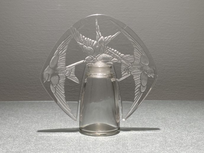 ルネ・ラリック『香水瓶〈三羽のツバメ〉』　撮影場所：北澤美術館　
