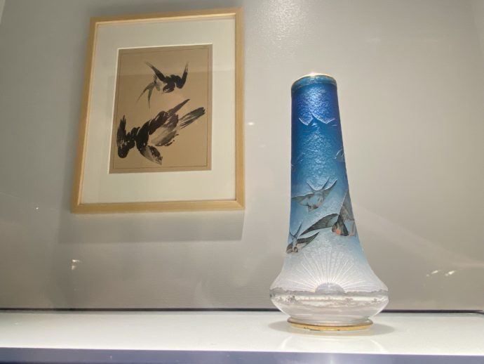 ドーム兄弟『ツバメ文円筒形花瓶』　　撮影場所：北澤美術館　