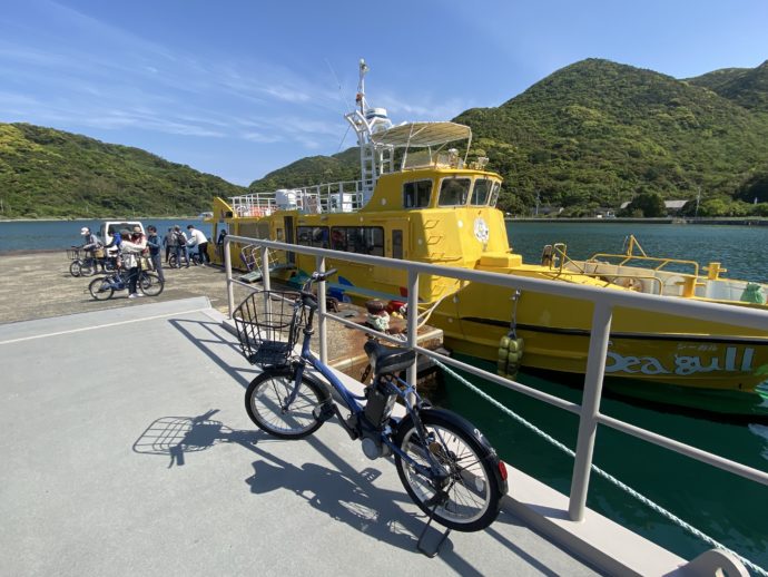 久賀島田の浦港に到着したシーガルと自転車