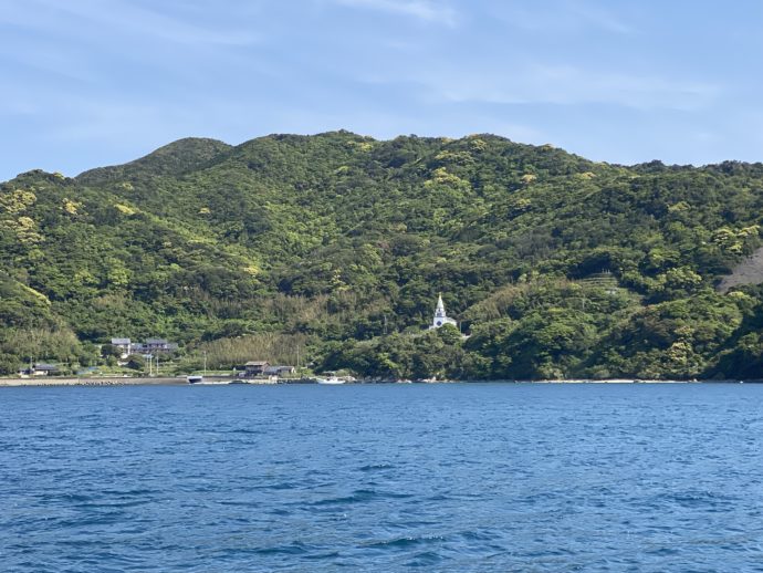 船から眺める久賀島とカトリック 浜脇教会