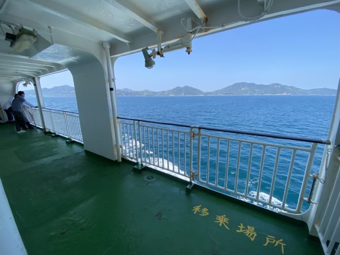 船から眺める海