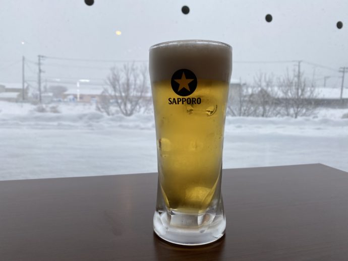 雪景色と生ビール