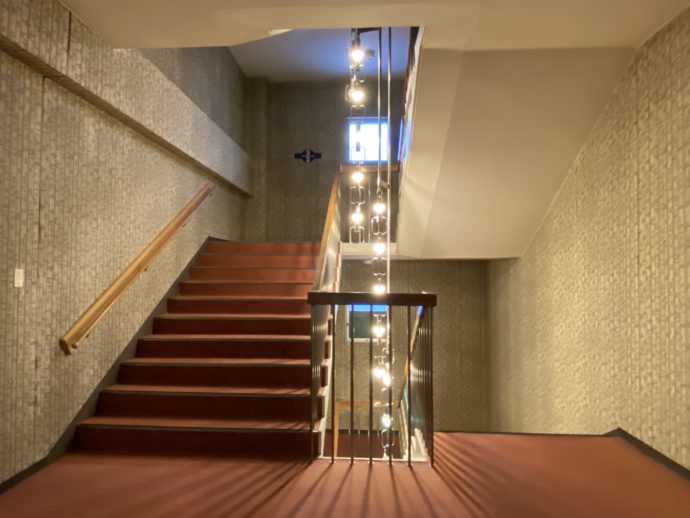 ホテルの階段