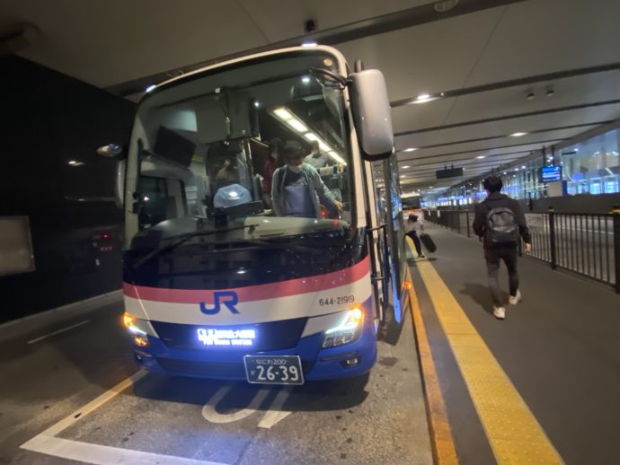 大阪駅に到着した高速バス