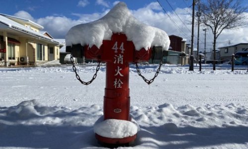 雪の積もった赤い消火栓