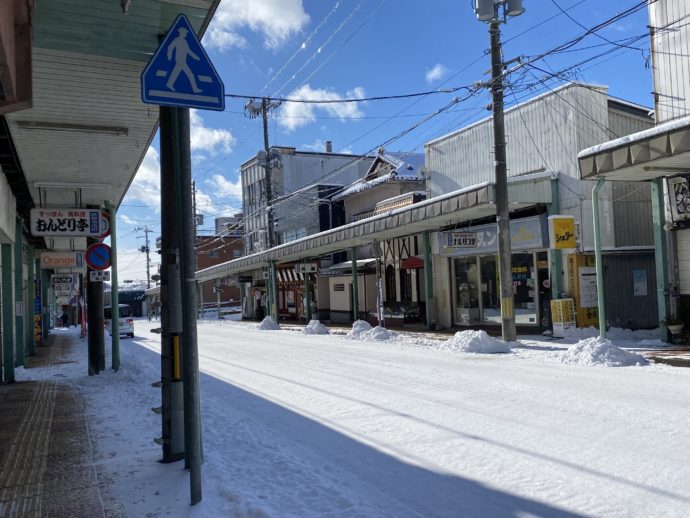 雪の積もった花巻の商店街