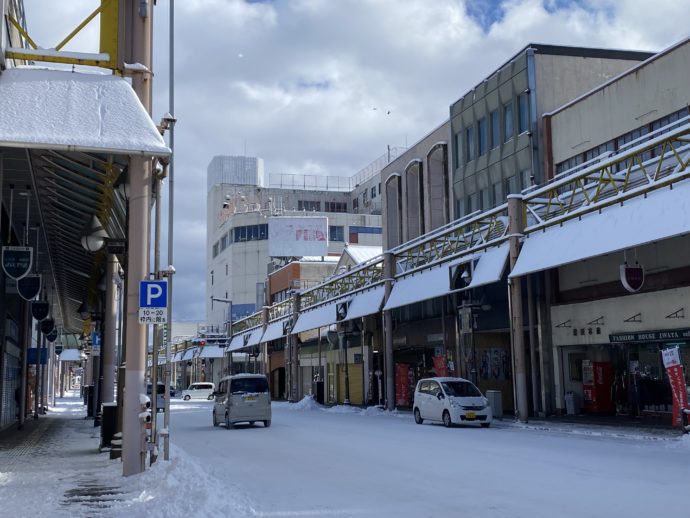 雪の積もった花巻の商店街