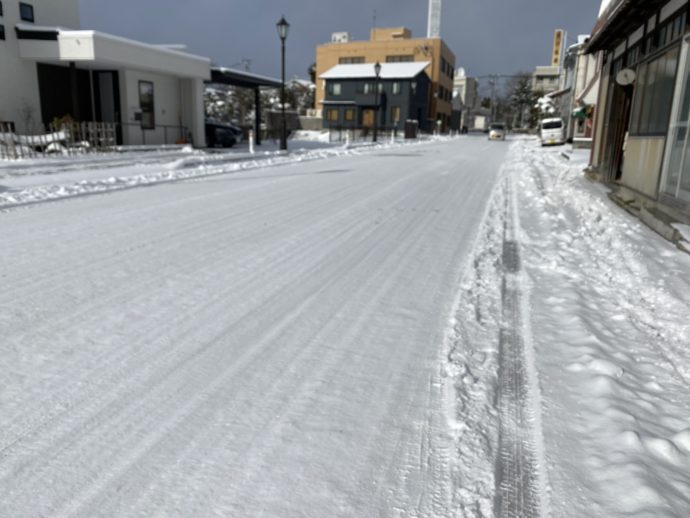 雪の積もった花巻の道路
