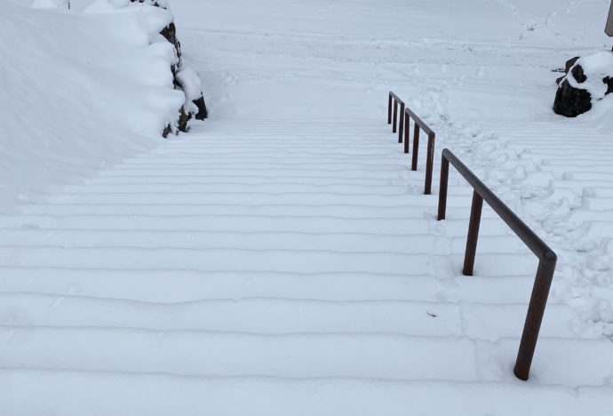 雪で埋もれた階段