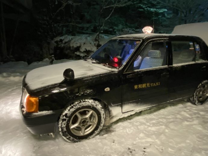 雪が積もったタクシー
