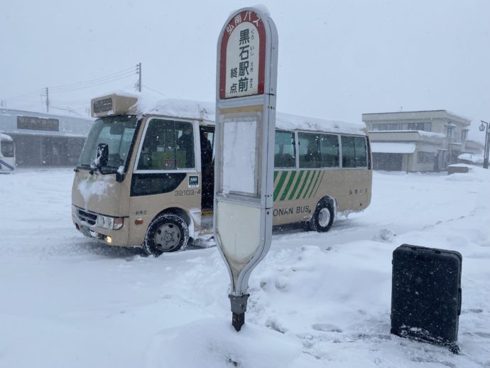 黒石駅前に到着した弘南バス