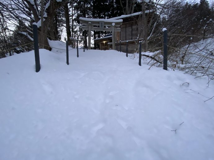 雪で埋もれた参道