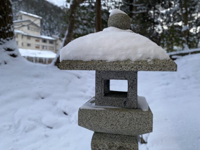 雪の積もった石灯籠