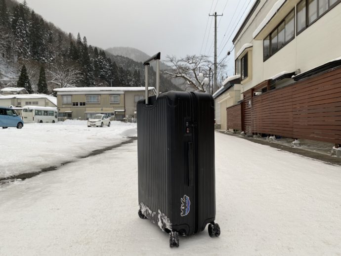雪の道とスーツケース