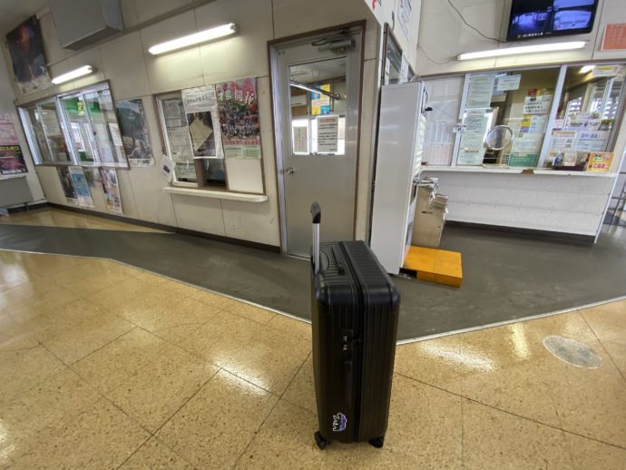 黒石駅での黒石スーツケース