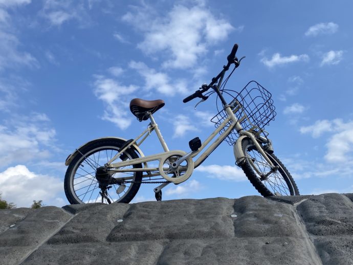 堤防上の自転車
