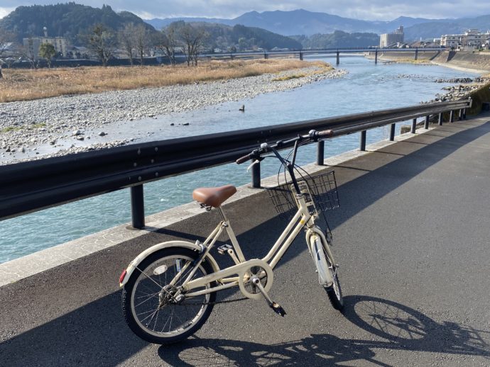 球磨川沿いの自転車