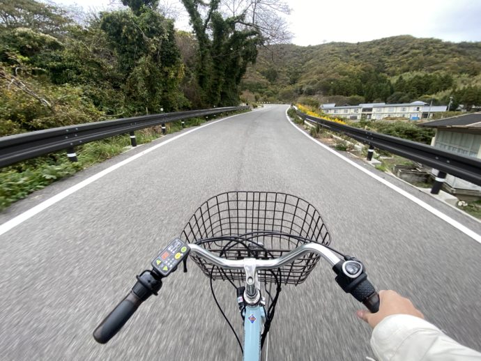 国賀海岸線を進む自転車