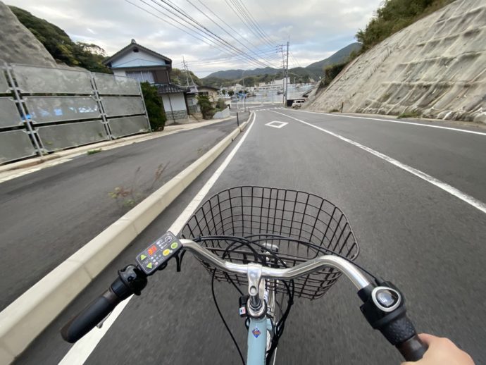 西ノ島の道路を走る自転車