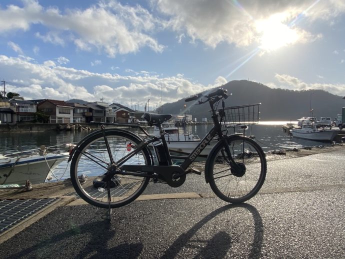 西郷港と電動自転車