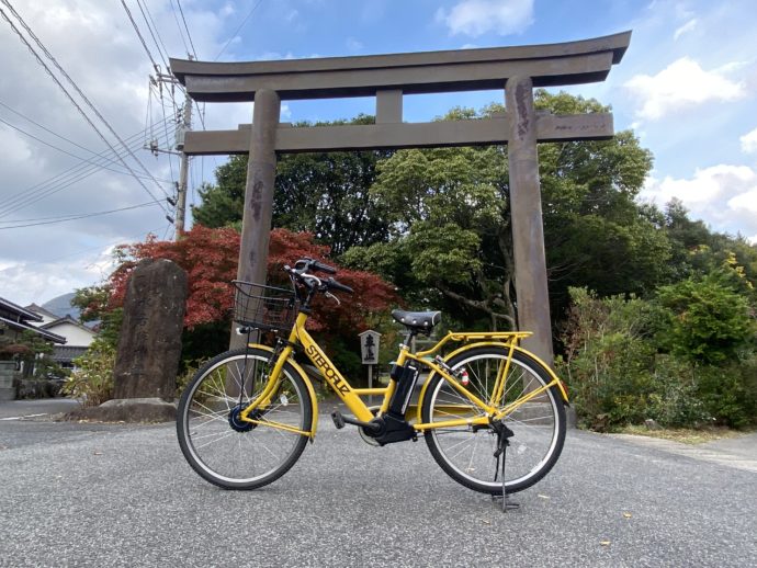 水若酢神社の鳥居と自転車