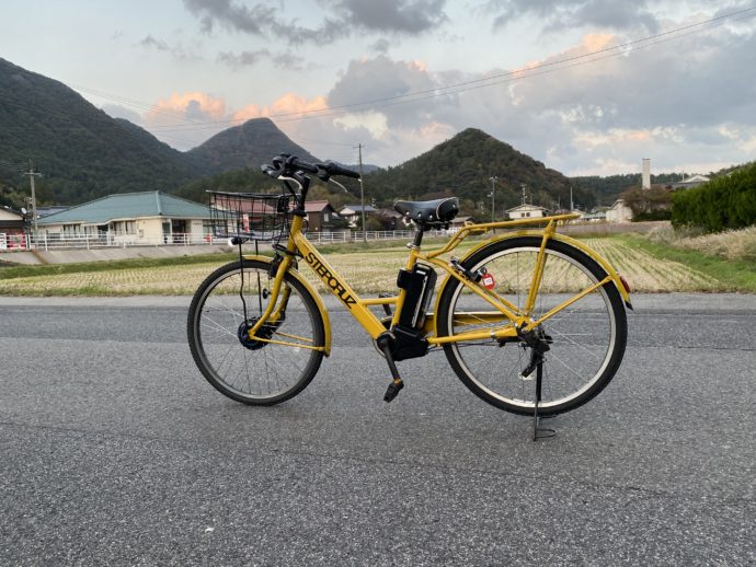 黄色い自転車と田んぼ