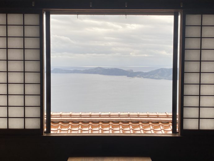 窓から見える島前カルデラ