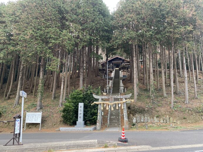 月讀神社の鳥居と参道の石段