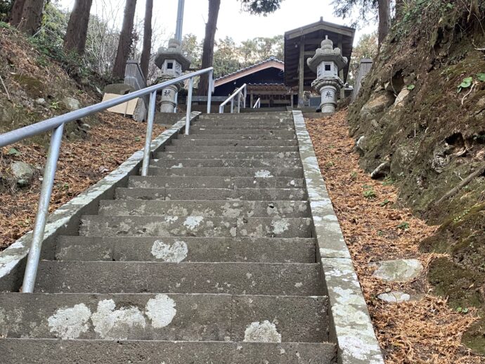 月讀神社の参道の石段