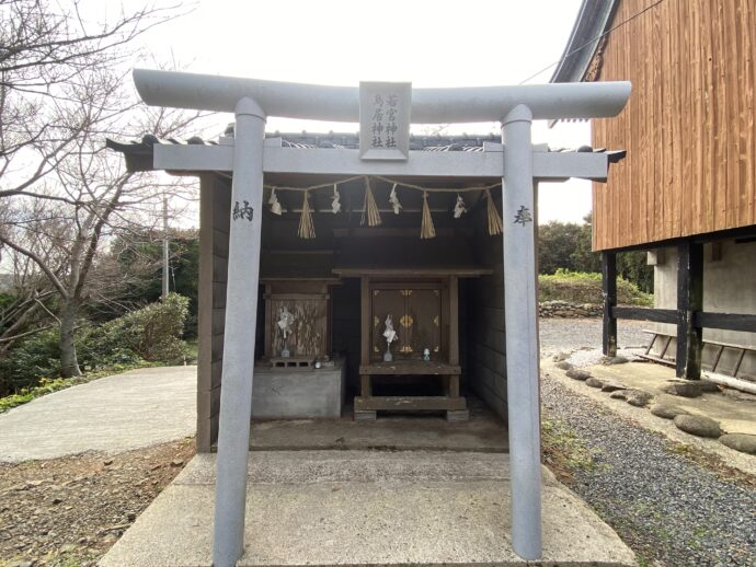 本宮八幡神社の白い鳥居