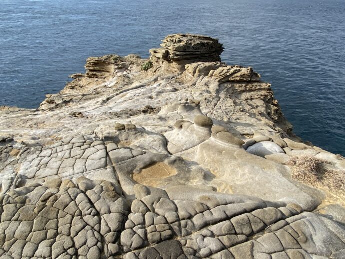辰の島の海蝕崖