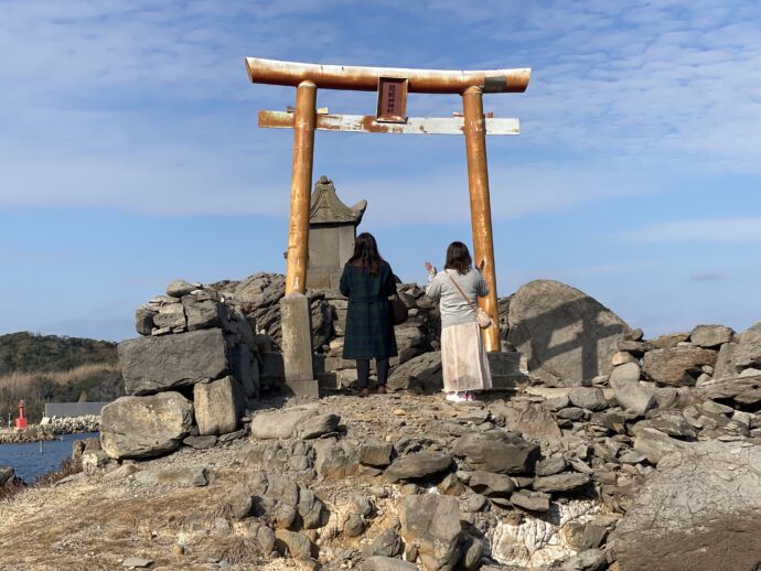 参拝客と赤い鳥居