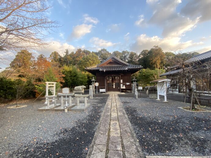 國片主神社の境内