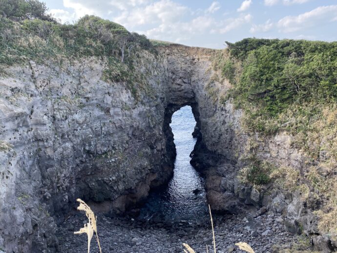 牧崎園地の鬼の足跡