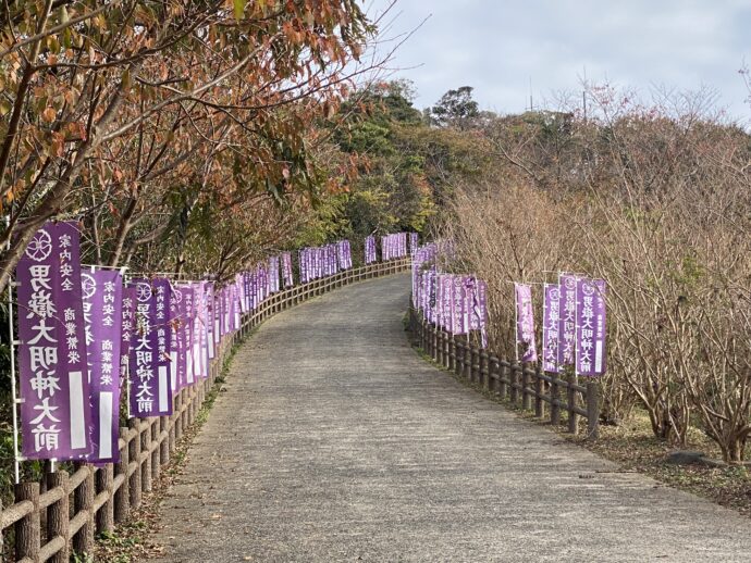 ノボリがたつ男嶽神社の参道
