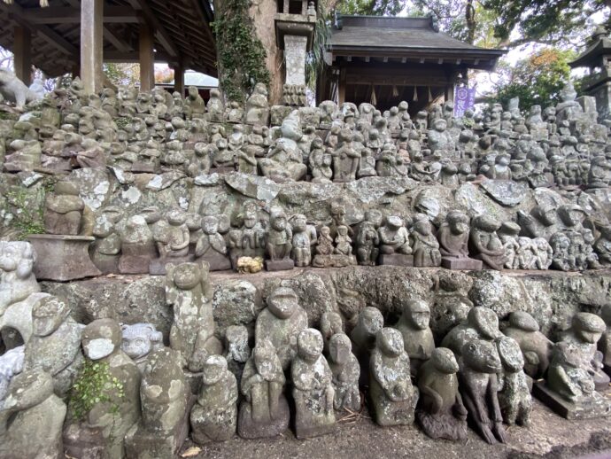 ずらりと並ぶ男嶽神社の猿の石像
