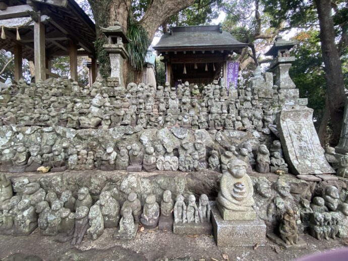 ずらりと並ぶ男嶽神社の猿の石像
